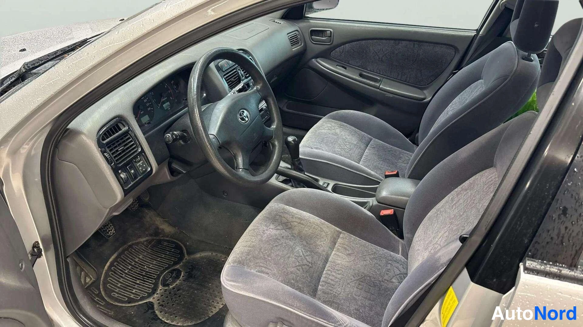 Hopea Toyota Avensis 2000, etuviisto, kuva 3