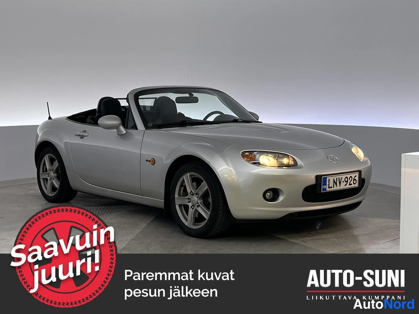 Etuviisto, nokka oikealle: Hopeanvärinen avo-Mazda MX-5 etukulmasta oikealta, rekisteritunnus.