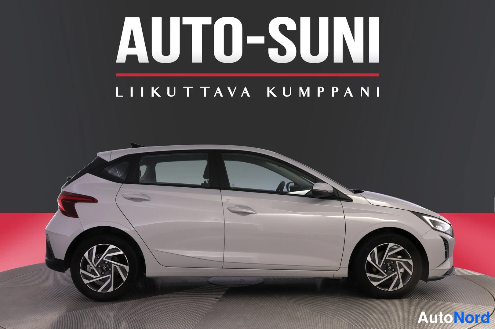Etuviisto, nokka oikealle: Hyundai i20 sivuprofiilista, vaaleanharmaa viistoperä näkyvissä kokonaan sivulta.
