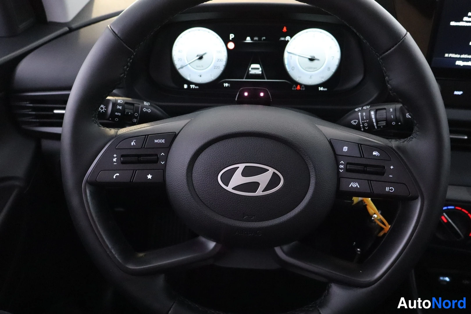 Muu: Autojen ohjauspyörä Hyundai-logolla ja mittaristö näkyvät sisäkuvassa.