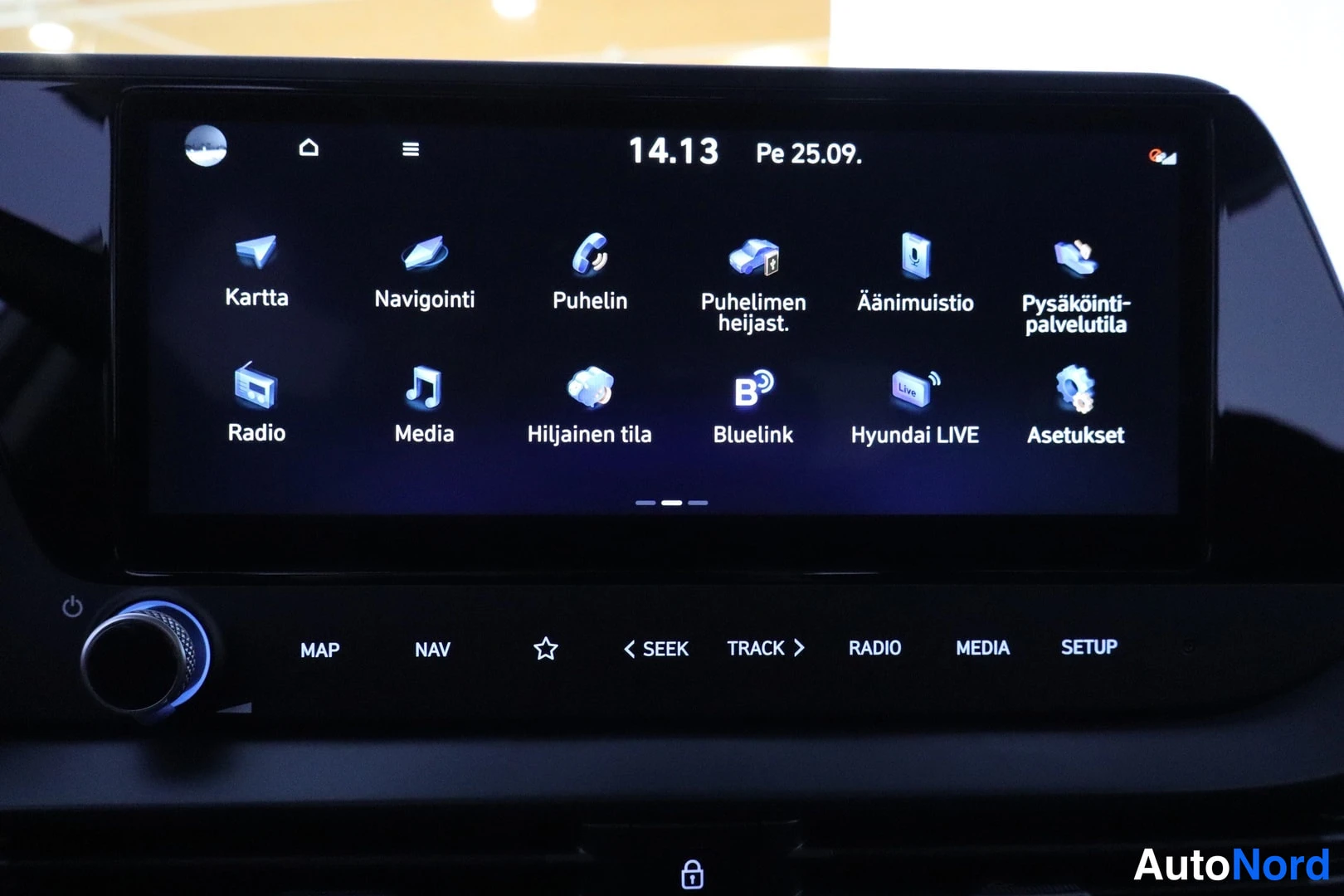 Muu: Auton infotainment-näytön päävalikko kello 14.13 pe 25.09. kuvakkeilla Kartta, Navigointi, Puhelin, Puhelimen heijastus, Äänimuistio, Pysäköintipalvelutila, Rad