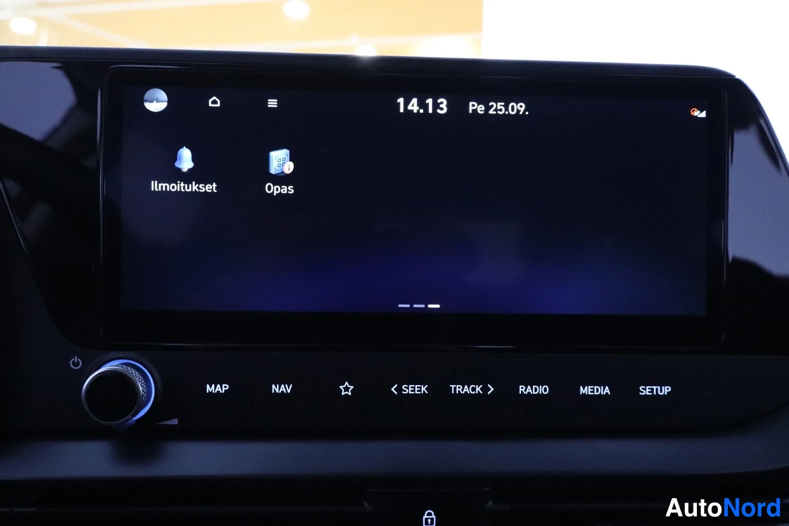 Muu: Auton infotainment-näyttö näyttää valikon Ilmoitukset ja Opas kello 14.13 pe 25.09. Alapuolella MAP-, NAV-, SEEK-, TRACK-, RADIO-, MEDIA- ja SETUP-näppäimet.