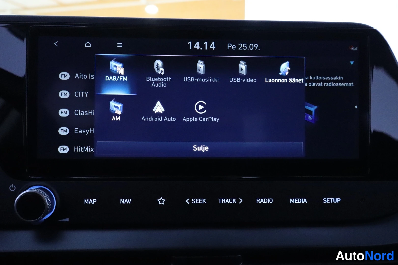 Muu: Keskusnäytön mediavalikko listaa lähteet DAB/FM, AM, Bluetooth Audio, USB-musiikki, USB-video, Luonnon äänet, Android Auto ja Apple CarPlay; alla radio-painikke
