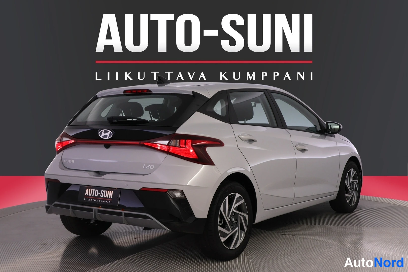 Takaviisto: Hyundai i20 takaa viistosti, perä ja takavalot näkyvissä, takaluukussa i20-merkintä.