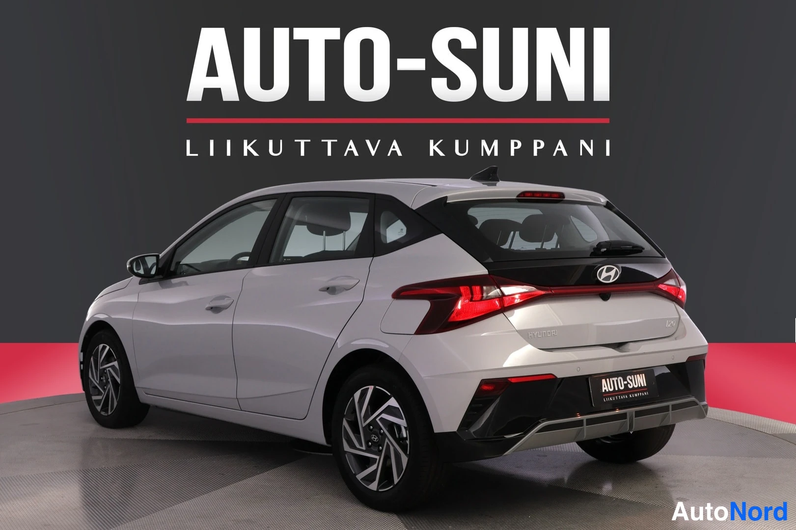 Takaviisto: Hyundai i20 takaa vasemmalta viistosti, perä ja takaosan sivut näkyvissä.