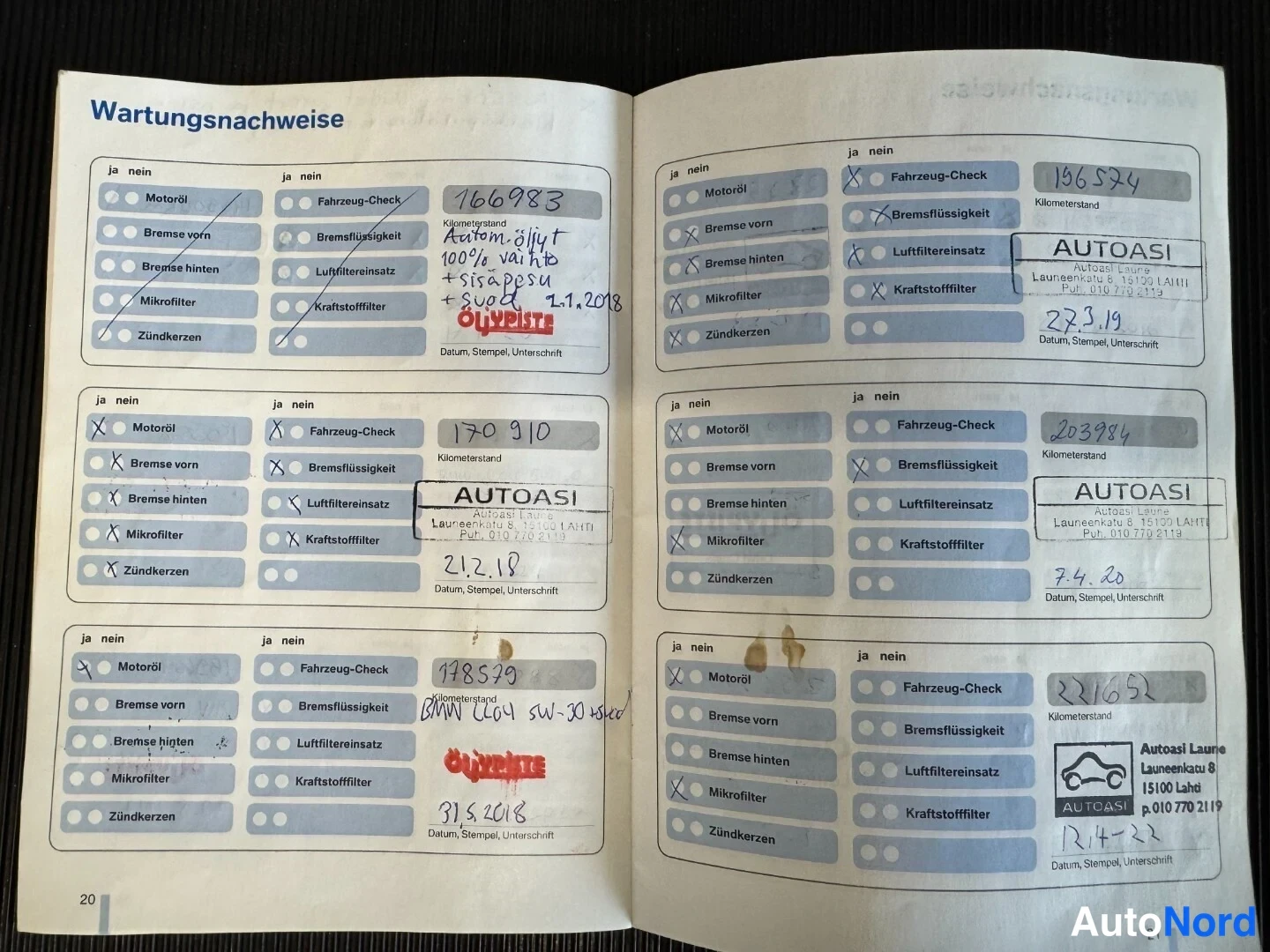 Asiakirja: Huoltokirja avattuna sivuille 20–21, Wartungsnaachweise, huoltomerkinnät km 166983–221652, Autoasi- ja Ölypyte-leimoja.