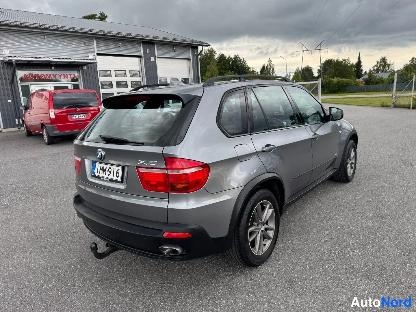 Takaviisto: BMW X5 takaapäin, rekisterikilpi ja X5-merkintä näkyvät.