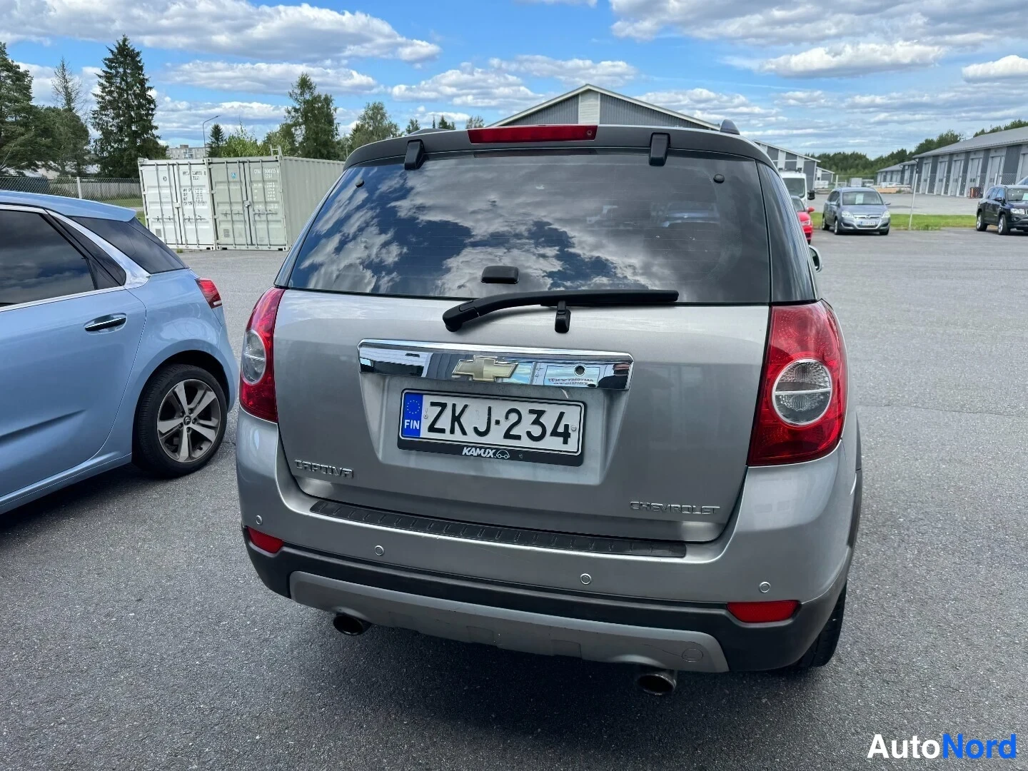 Takaa: Chevrolet Captivan takaosa hieman sivulta; rekisterikilpi, takavalojen välissä Chevrolet-merkki ja CAMUX-tarra.