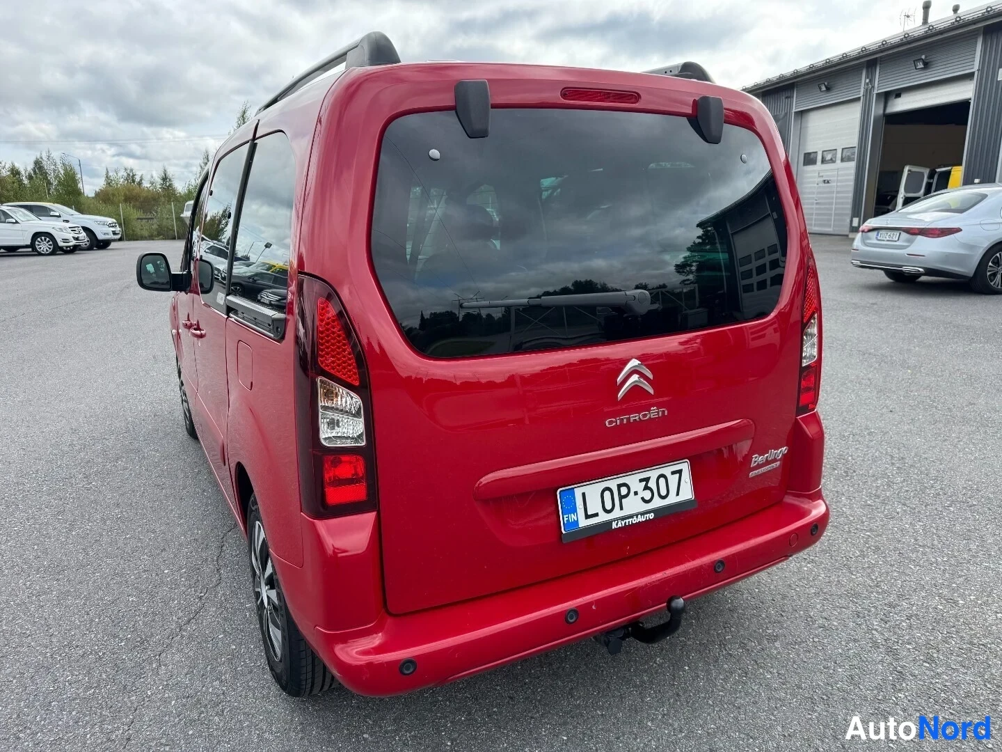 Takaa: Punaisen Citroën Berlingon takaosa suoraan takaa, Citroën-merkki ja rekisteritunnus, Berlingo-teksti takaluukussa.