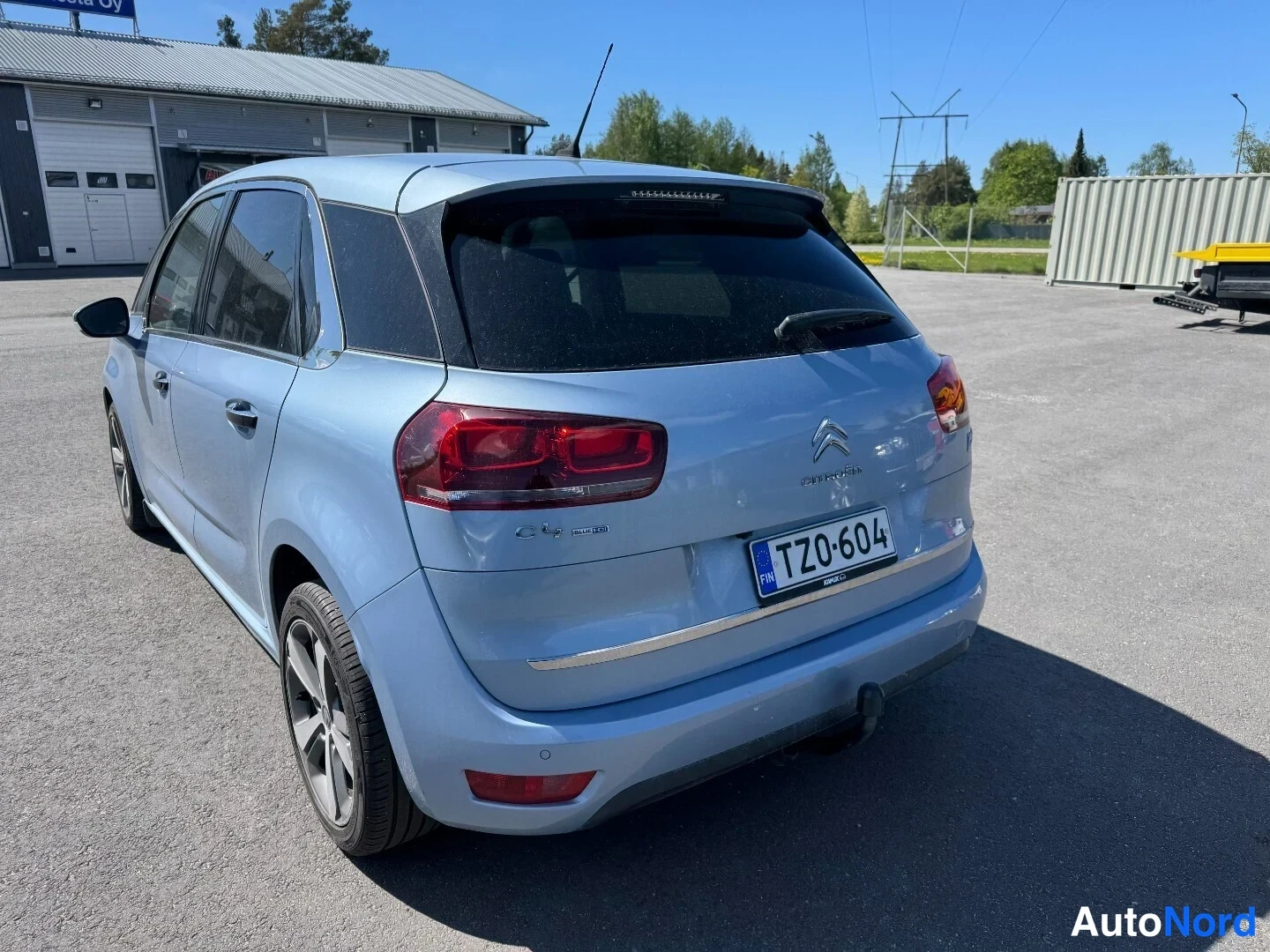 Takaviisto: Sininen Citroen C4 Picasso takaa kuvattuna, rekisteritunnus TZ0-604, takavalo ja vetokoukku näkyvissä.