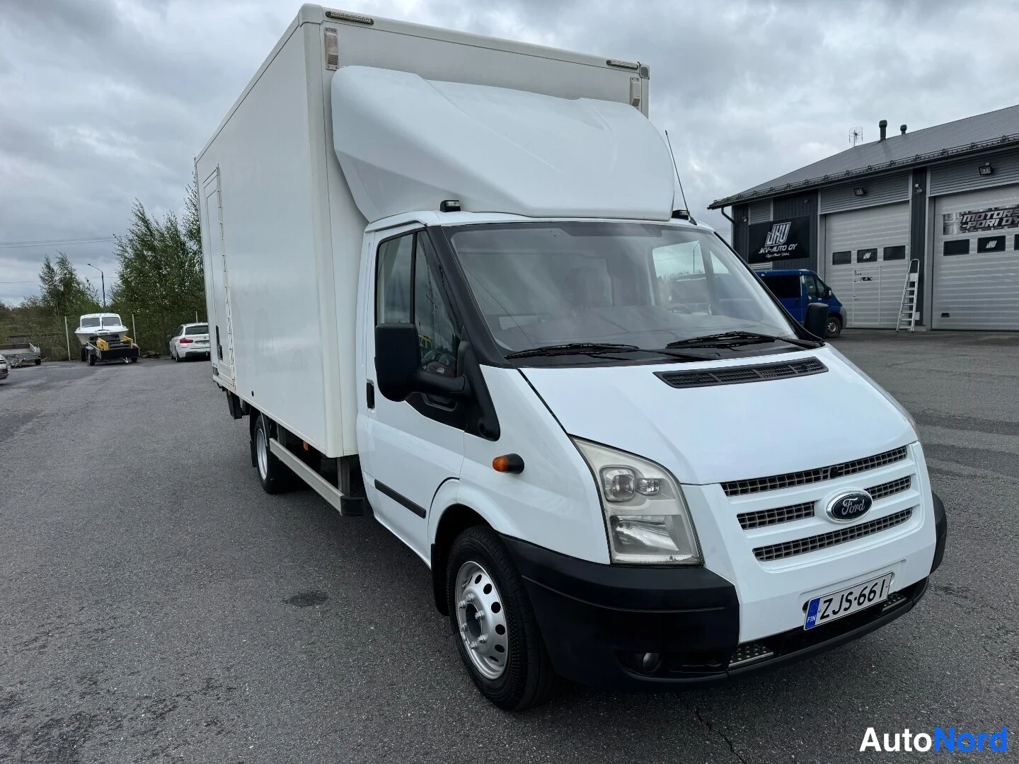Etuviisto, nokka oikealle: Ford Transit 2.2 TDCi 155 hv 2012