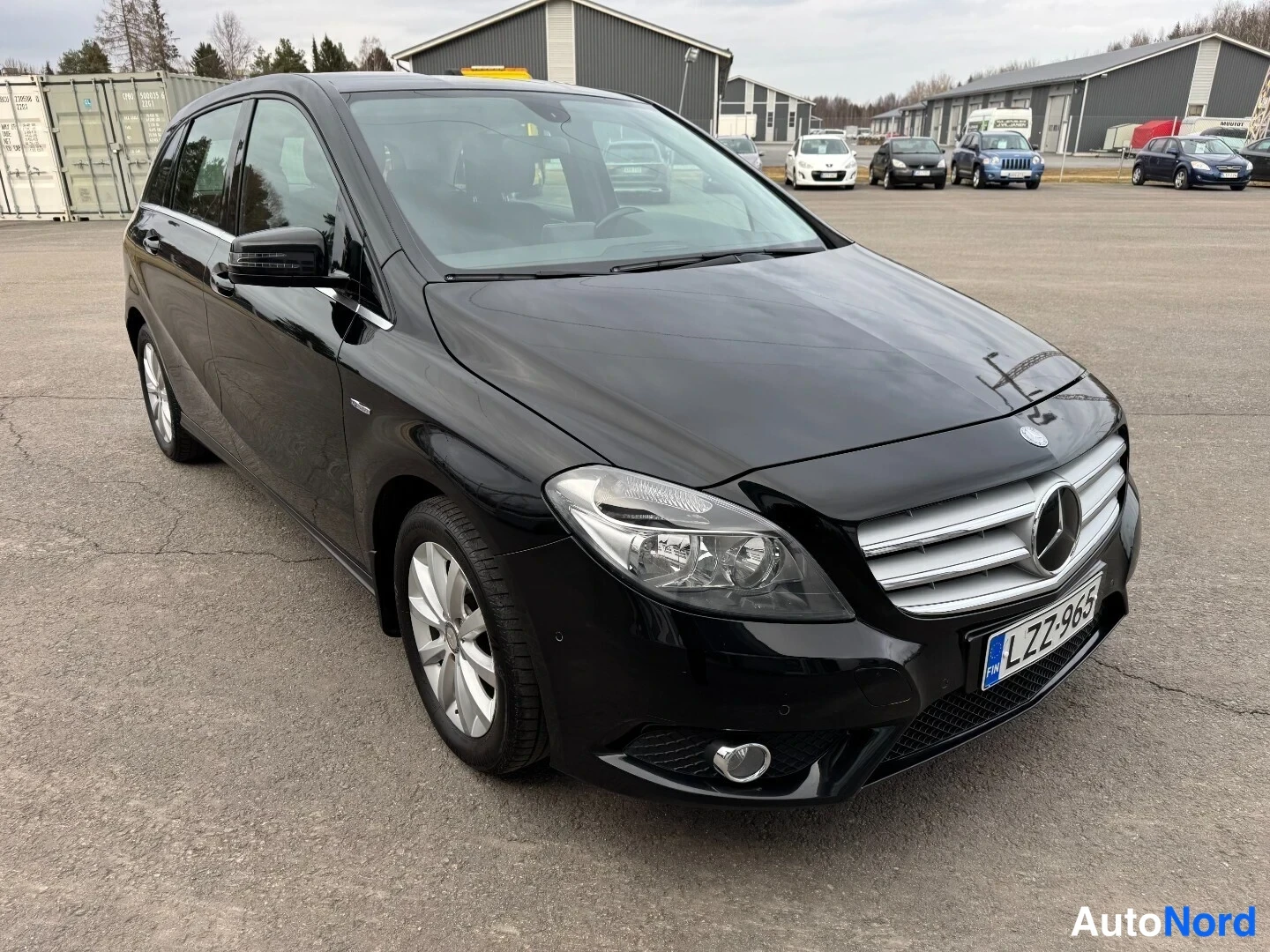Etuviisto, nokka oikealle: Musta Mercedes-Benz B-sarja etuviistöstä vasemmalta, rekisterikilpi.