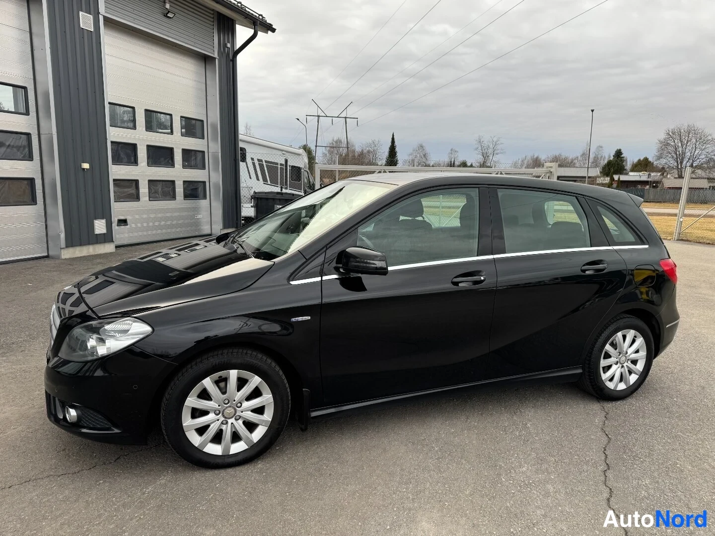 Sivulta: Musta Mercedes-Benz B-sarja vasemmalta sivulta kuvattuna.