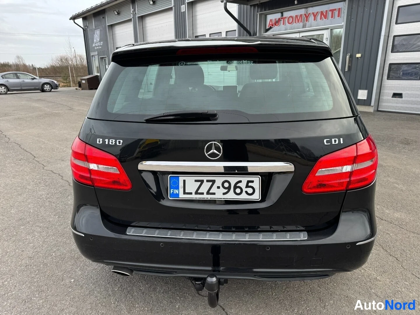 Takaa: Mustan Mercedes-Benz B 180 CDI:n takaosa suoraan takaa, -kilpi, B 180 ja CDI -merkinnät.