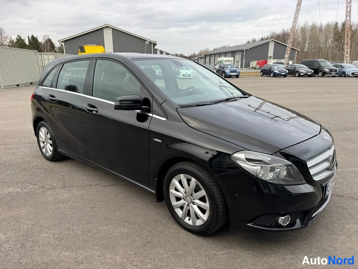 Etuviisto, nokka oikealle: Musta Mercedes-Benz B-sarja etuviistöstä, oikeanpuoleinen kylki ja keula näkyvissä.