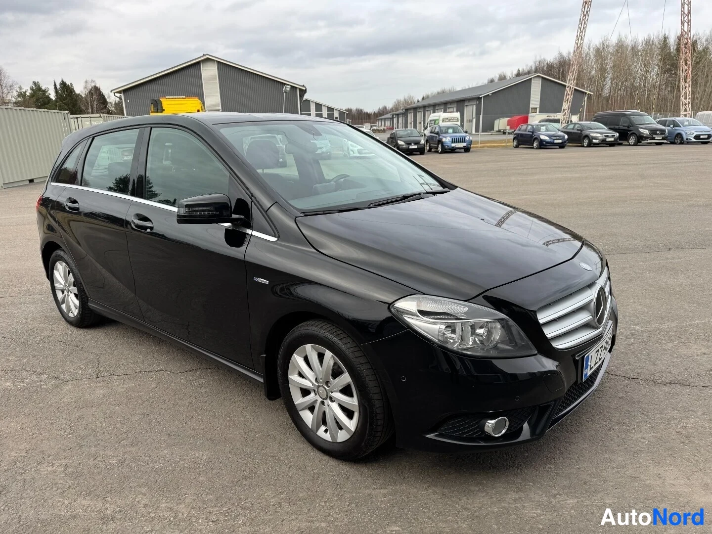 Etuviisto, nokka oikealle: Musta Mercedes-Benz B-sarja etuviistöstä, oikeanpuoleinen kylki ja keula näkyvissä.