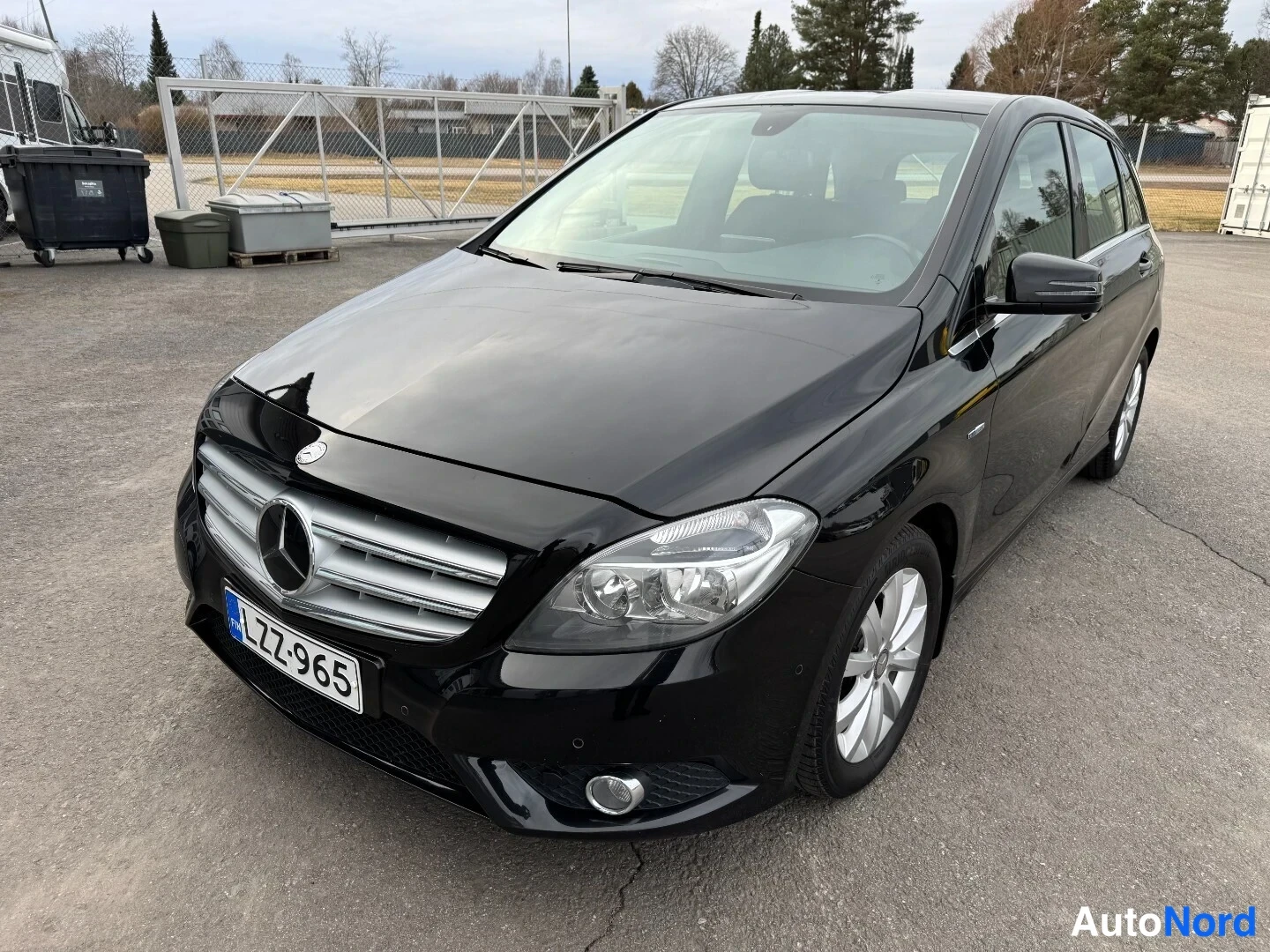 Etuviisto, nokka vasemmalle: Mustan Mercedes-Benz B-sarjan farmaria edusta vasemmalta vinosta kuvattuna.