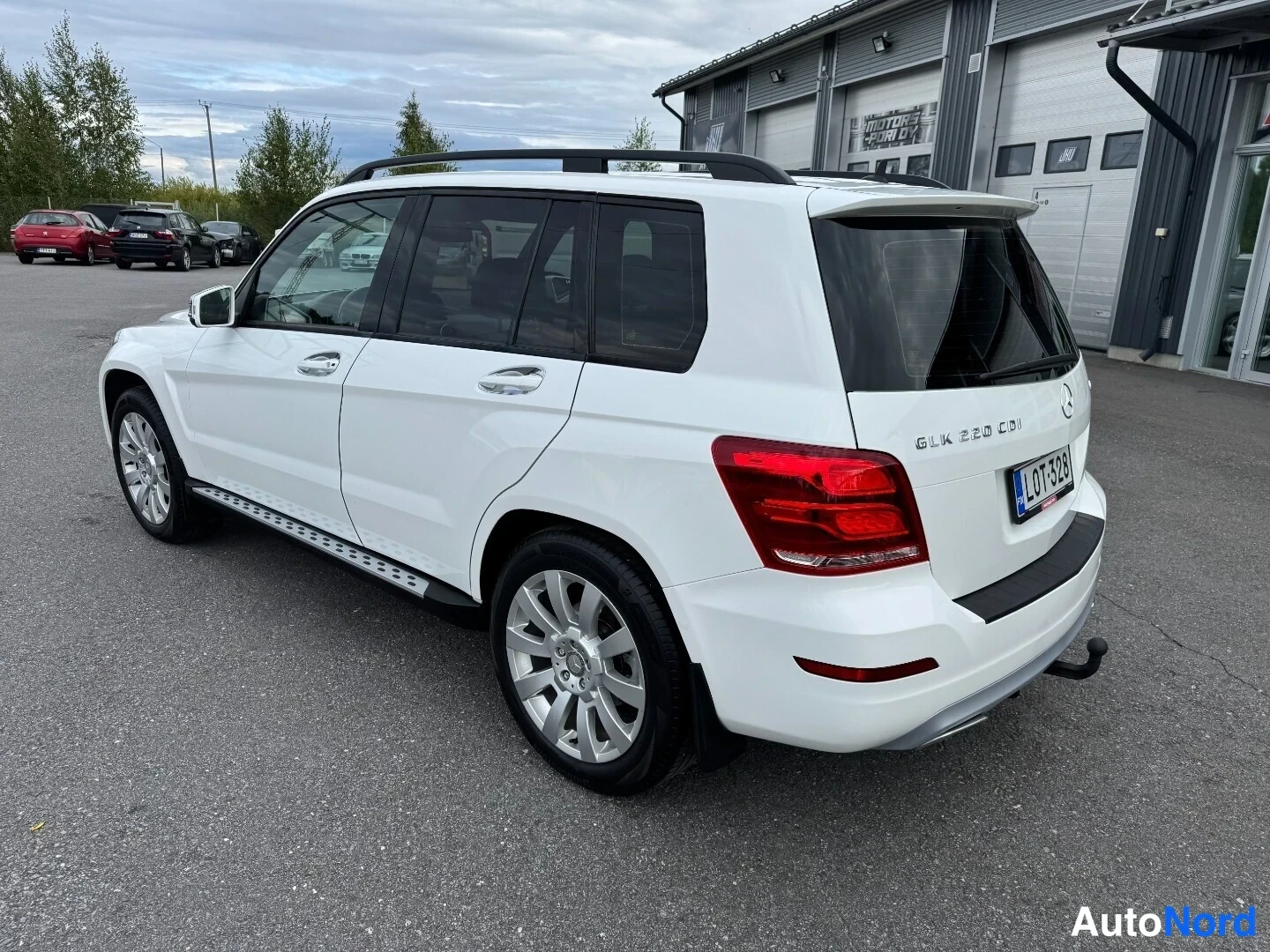 Takaviisto: Valkoisen Mercedes-Benz GLK:n takaosa ja kylki, rekisterikilpi, GLK 220 CDI -teksti takaovessa.