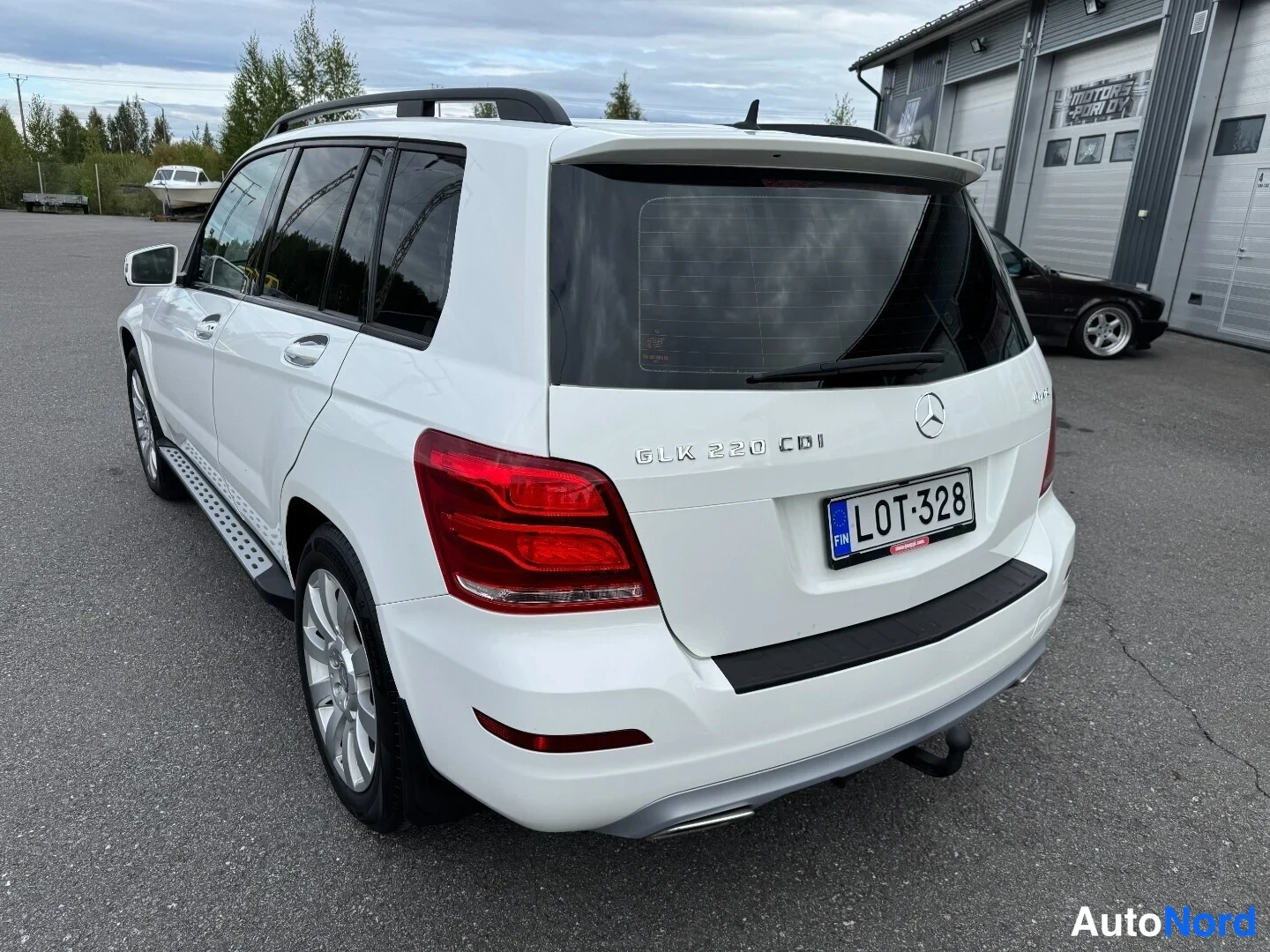 Takaviisto: Valkoisen Mercedes-Benz GLK:n takaosa suoraan takaa, rekisterikilpi ja GLK 220 CDI -merkintä.