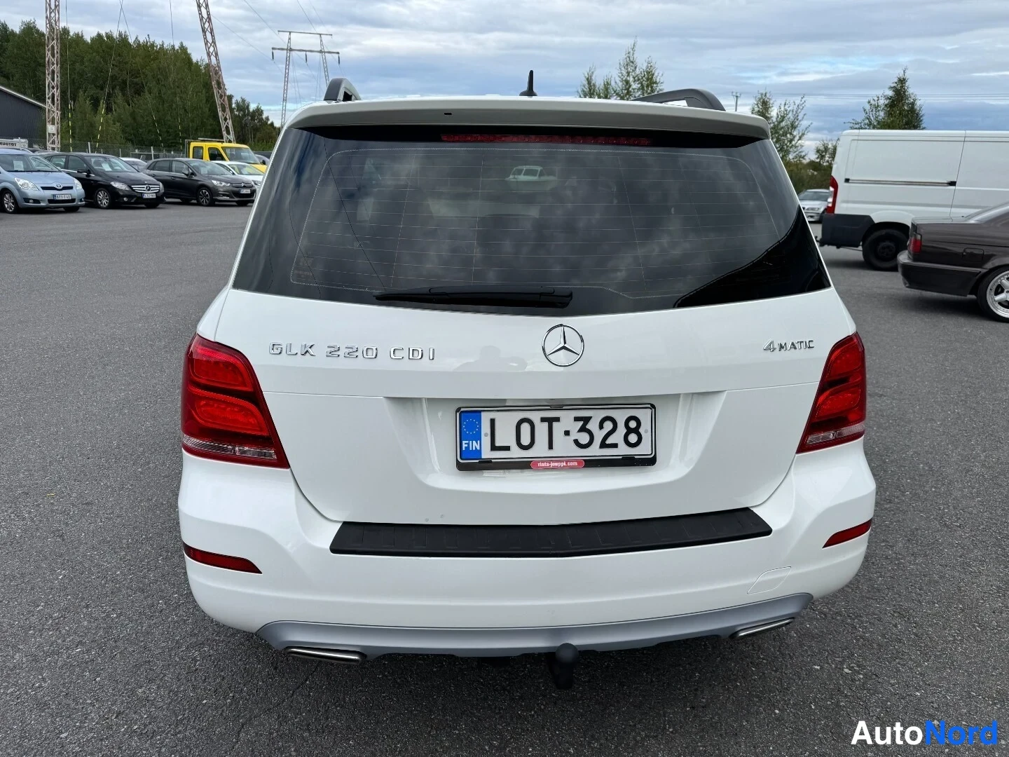 Takaa: Mercedes-Benz GLK:n takaosa suoraan takaa; valkoinen koriväri, rekisteritunnus, takanäyttö GLK 230 CDI ja 4MATIC -merkinnät.