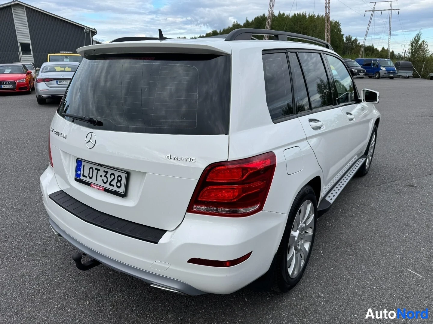 Takaviisto: Mercedes-Benz GLK takaa sivusuunnasta, takaosa ja oikea kylki näkyvissä; valkoinen kori, hopeiset jalkataudit, kattokaiteet ja hinauskytkin näkyvät.
