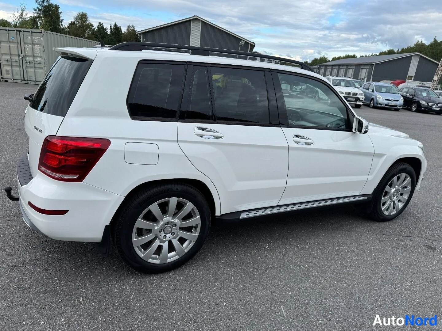 Takaviisto: Mercedes-Benz GLK koko sivuprofiili oikealta puolelta; valkoinen kori, 5-portaiset kattokaiteet, kromiset ovikahvat, kylkiastimet ja hopeiset kevytmetallivantee