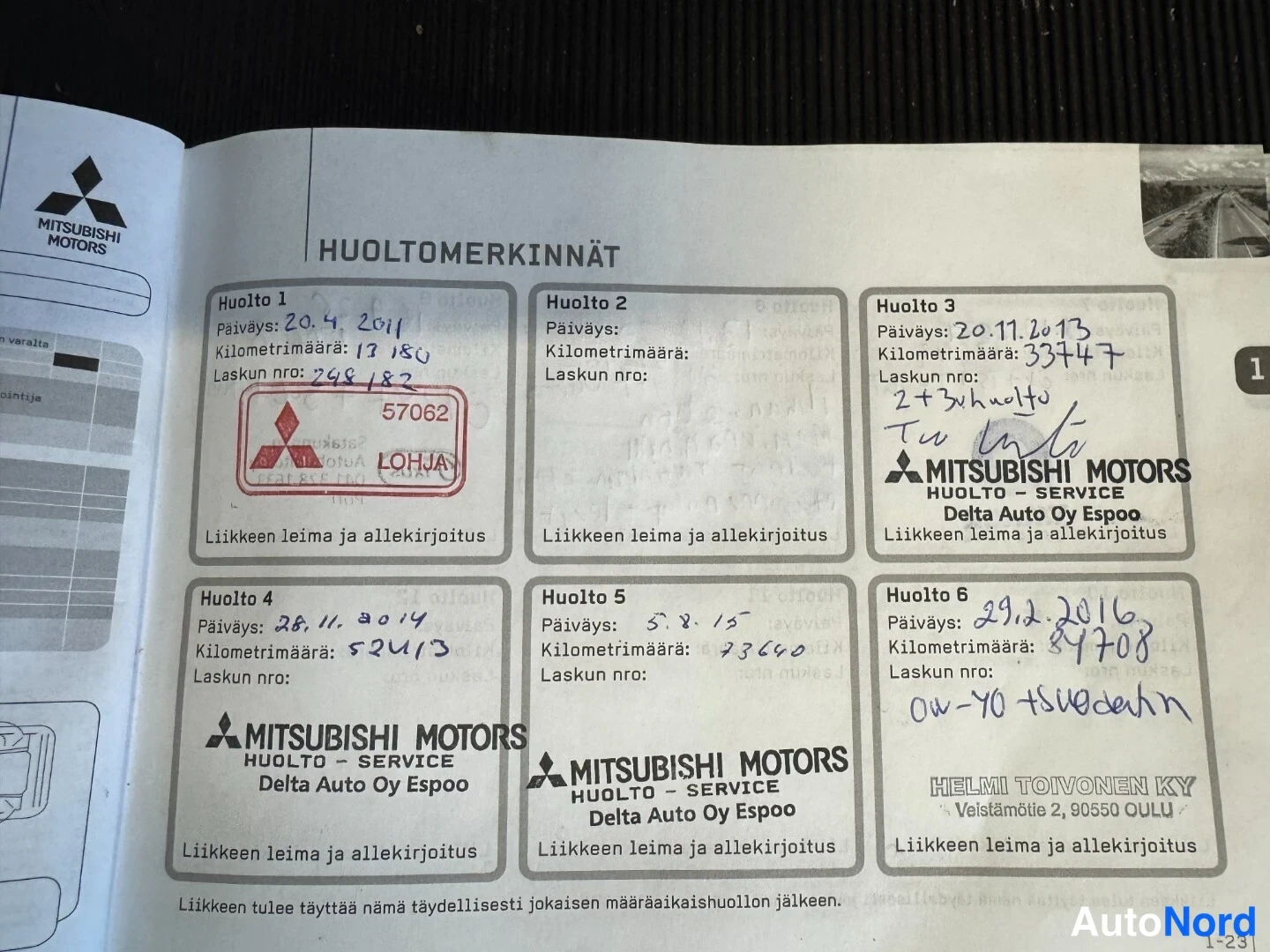 Muu: Auki avattu huoltokirja, sivu Huoltomerkinnät, jossa käsinkirjoitetut merkinnät huoltoihin 1-6.