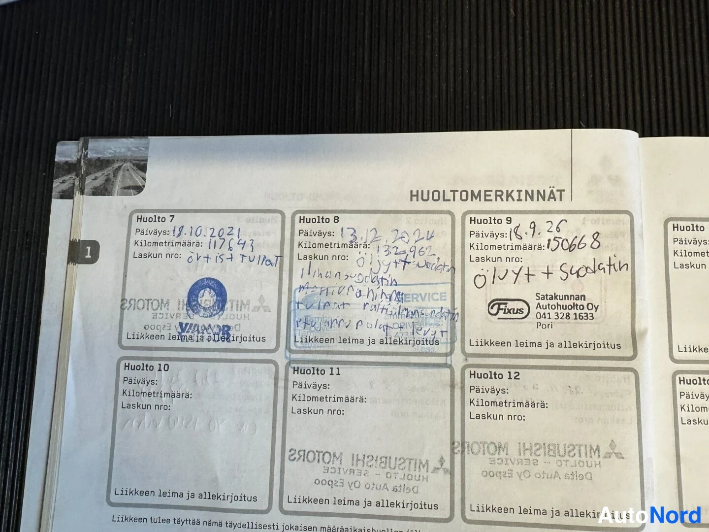 Muu: Huoltokirjan sivu Huoltomerkinnät, jossa merkinnät huoltoihin 7-12, osa käänteisin leimoin.