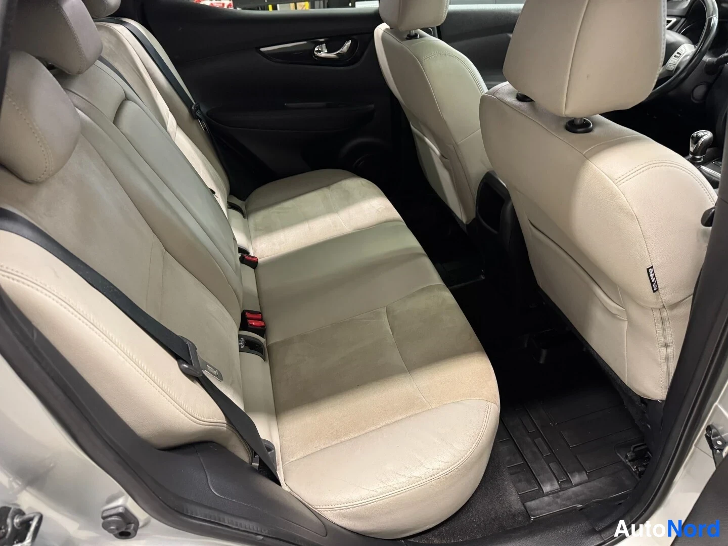 Muu: Nissan Qashqain takapenkki beigellä verhoilulla, kuvattu avoimesta takaoven kohdasta.
