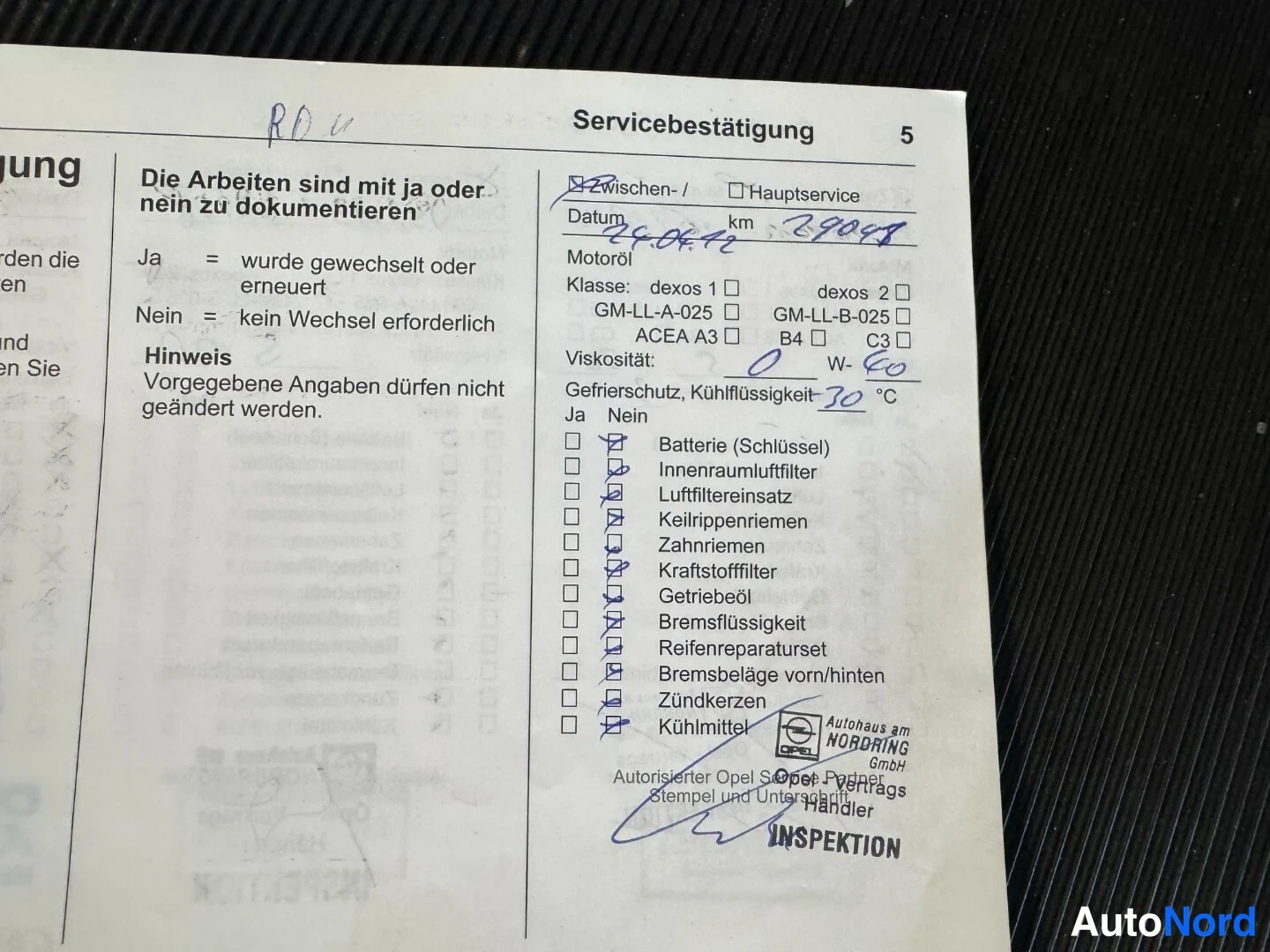 Muu: Saksankielinen huoltotosite, jossa käsinkirjoitettu päivämäärä 24.04.12 ja kilometrilukema 79048, vakiintuneet huoltokohteet ja huoltamon leima.