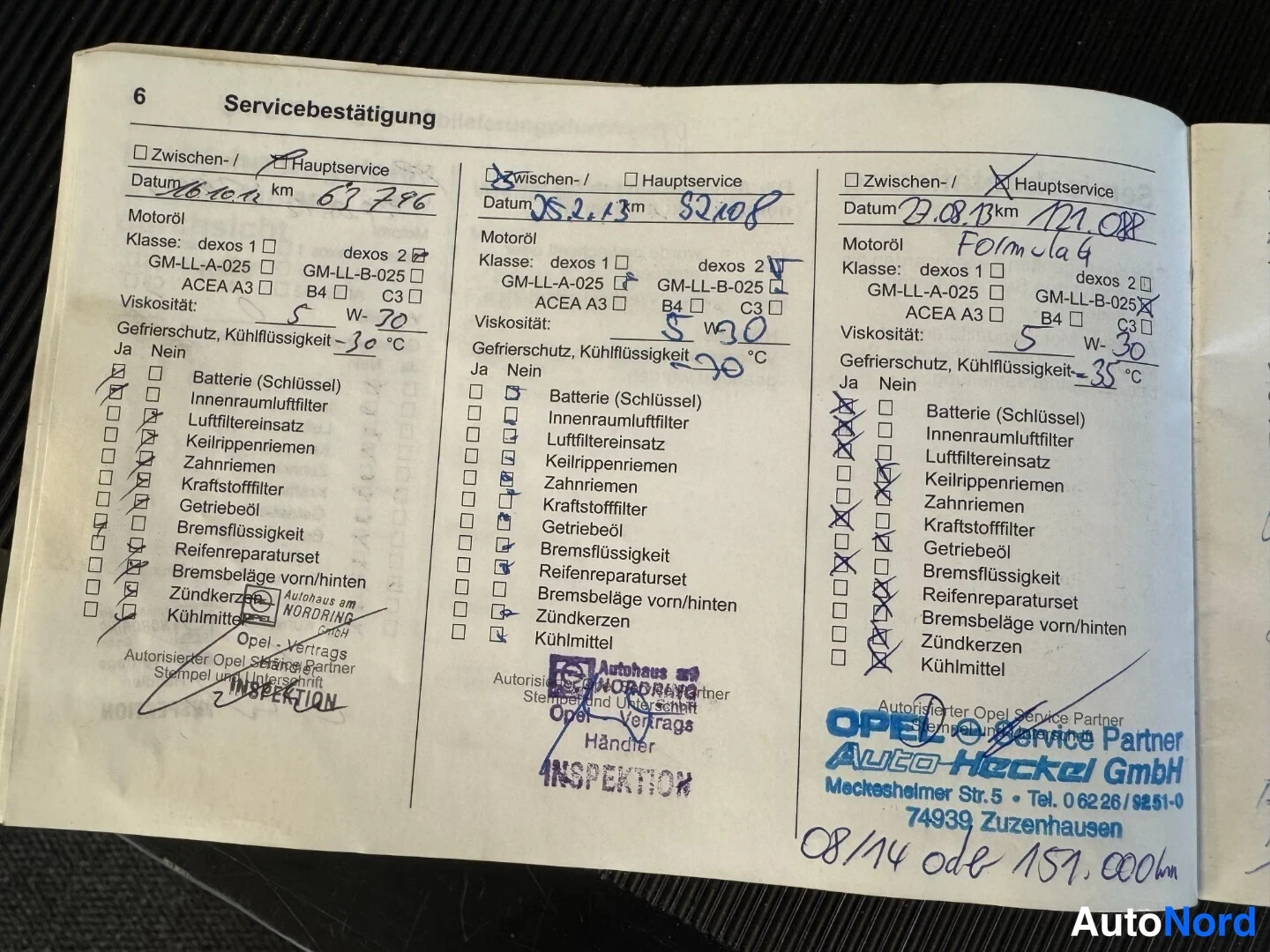 Asiakirja: Huoltokirjan sivu, jossa on kolme täytettyä Servicebestätigung-huoltomerkintää Opel-servicepartnerin leimoilla ja käsin kirjoituksilla.