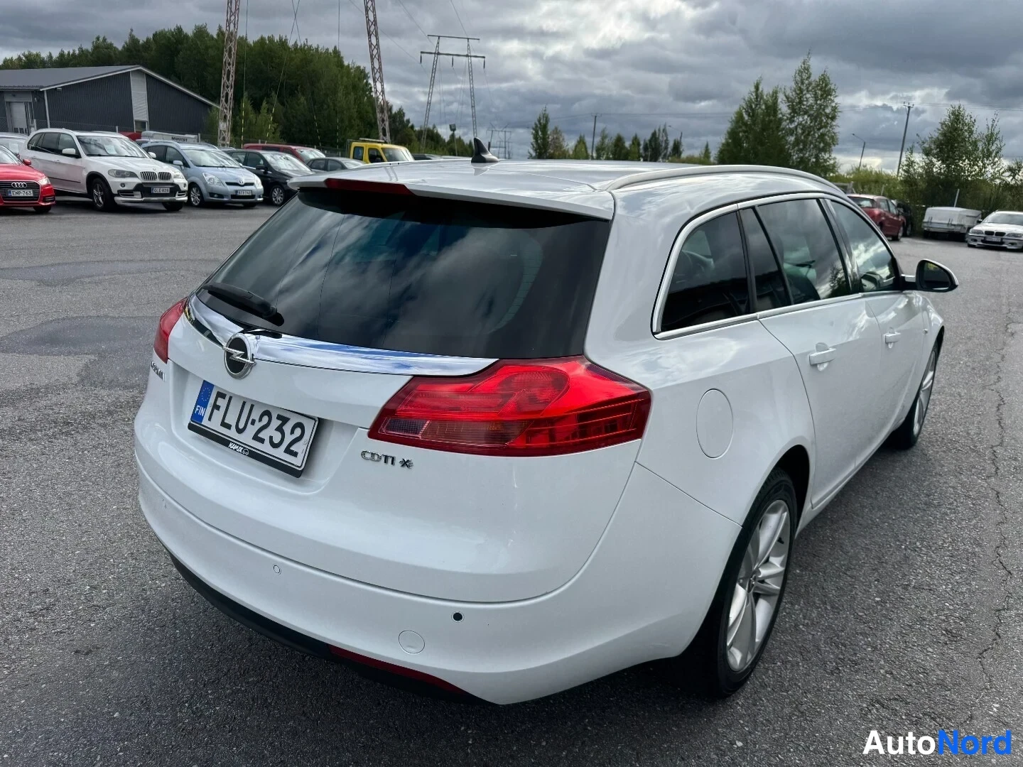 Takaviisto: Valkoisen farmariauto taka-apäältä oikealta kuvattu; takapalkissa CDTi 4x4-merkintä ja rekisterikilpi.