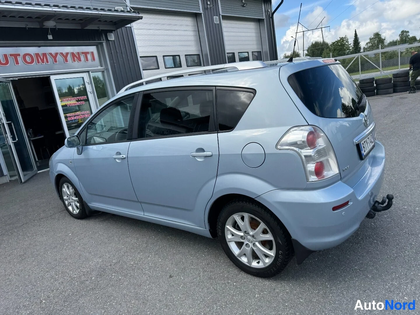 Takaviisto: Toyota Corolla Verso takaa sivulta vasemmalta, vaaleansininen koritila ja rekisterikilpi.