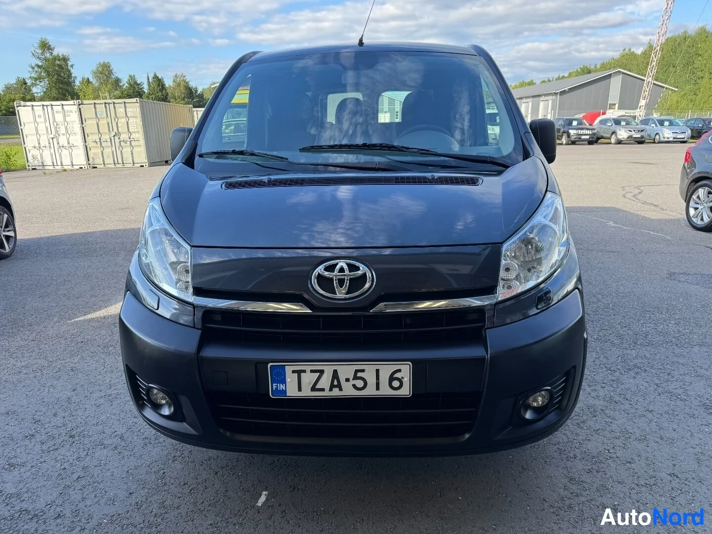 Edestä: Toyota Proacen etunäkymä tummanharmaana, Toyota-merkki keulassa ja rekisterikilpi.