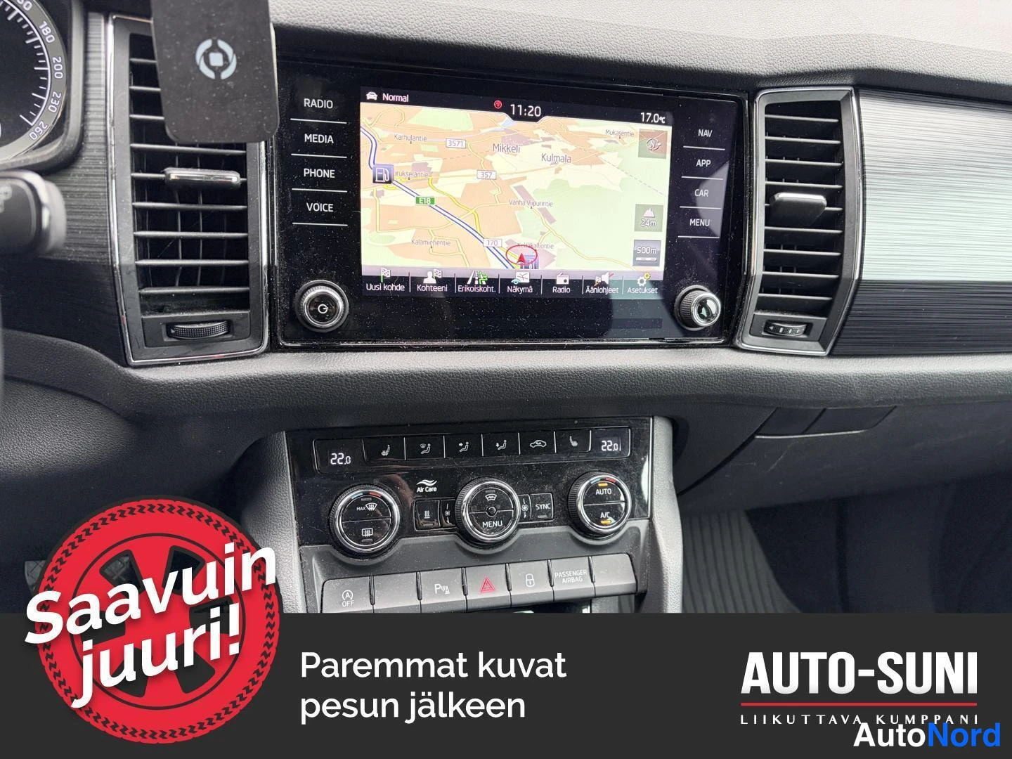 Muu: Kojelaudan keskusta: kosketusnäyttö näyttää navigointikarttaa, RADIO/MEDIA/PHONE/VOICE- ja NAV/APP/CAR/MENU-napit, alla kaksivyöhykeilmastointi (22.0 / 22.0) ja