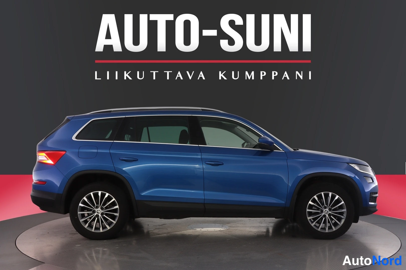 Sininen Skoda Kodiaq 2020, etuviisto, keula oikealle, kuva 3