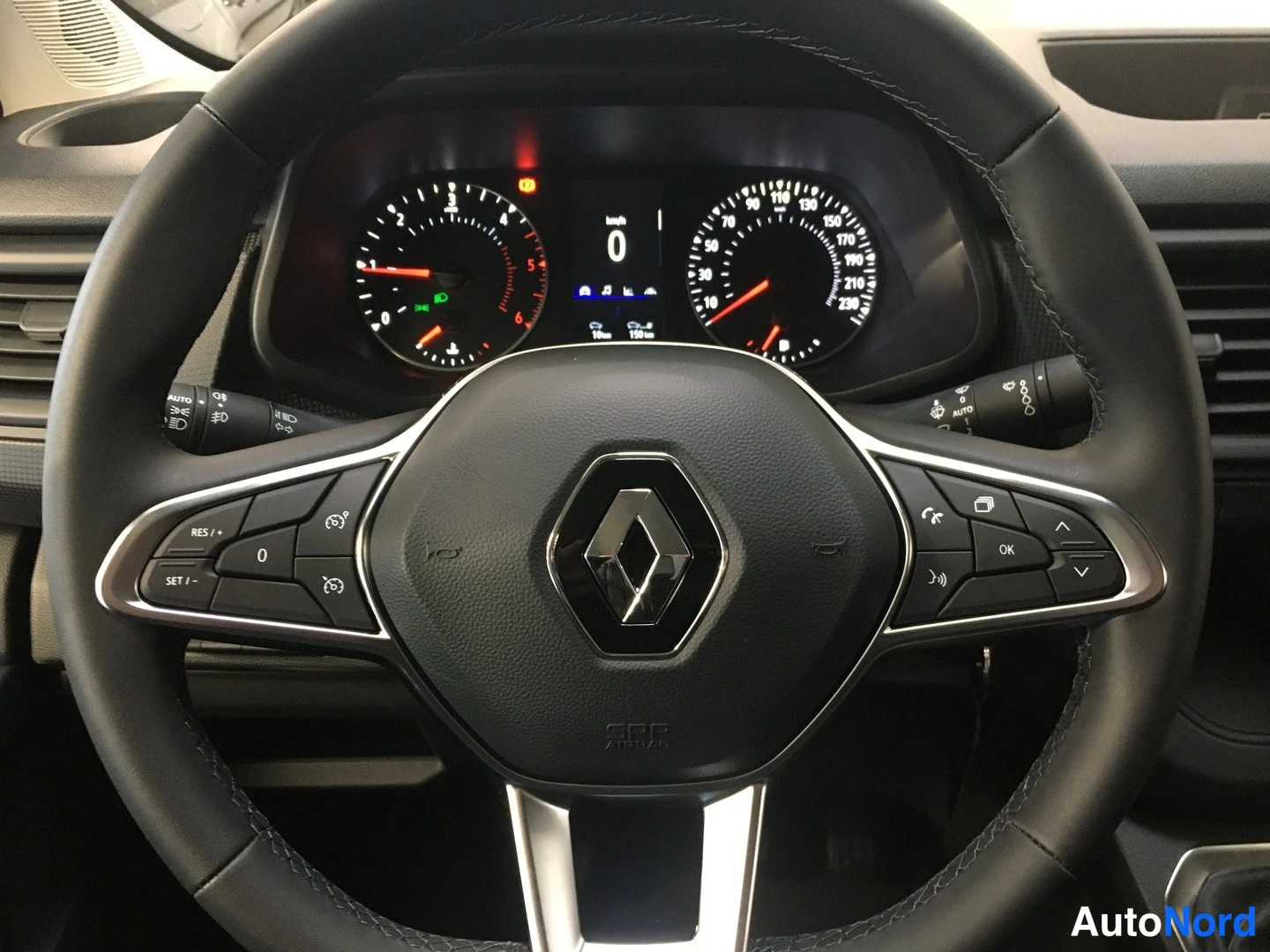 Muu: Renault-ohjauspyörä ja mittaristo, nopeusmittari asteikolla aina 220 km/h, matkamittari näyttää 106 km ja virtuaalinäytössä lukema 0.