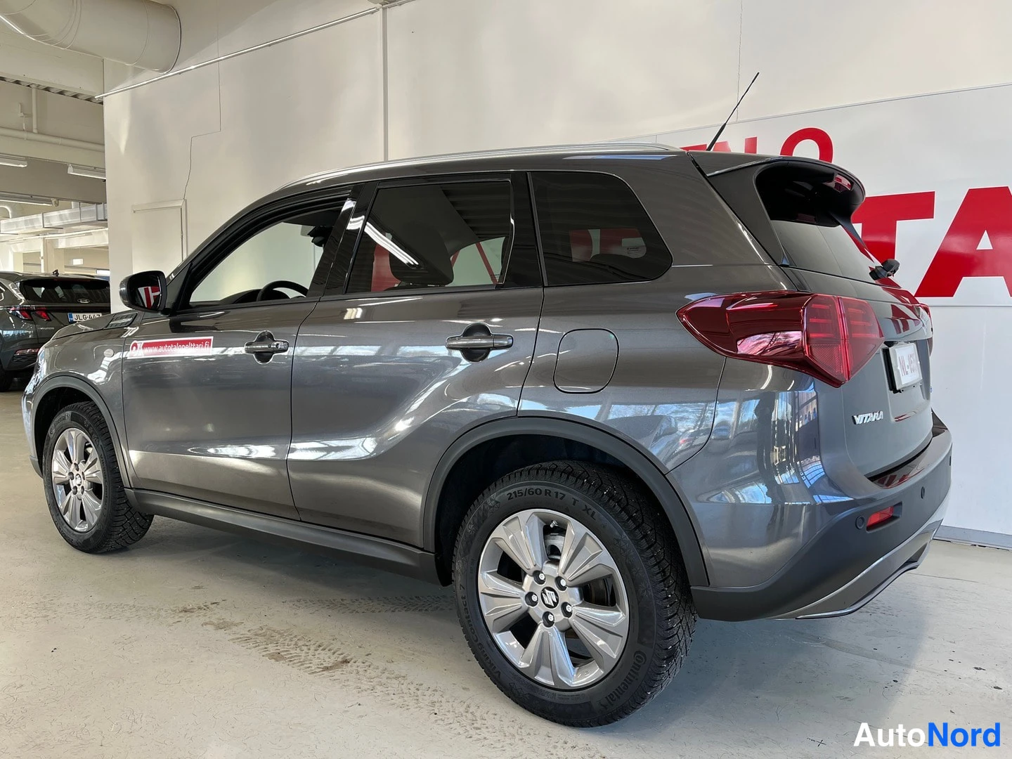 Takaviisto: Suzuki Vitara takaviisto vasemmalta, takavalot ja takapää näkyvät auton ollessa sisätiloissa.