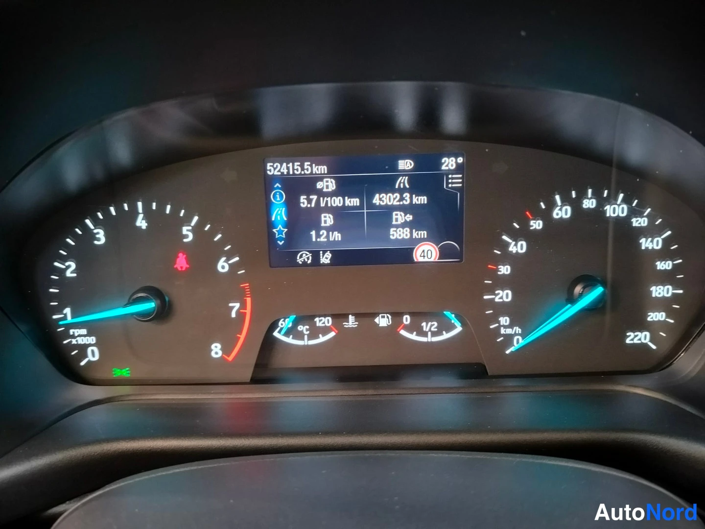 Muu: Fordin mittaristo lähikuvassa, matkamittari näyttää 52415,5 km.
