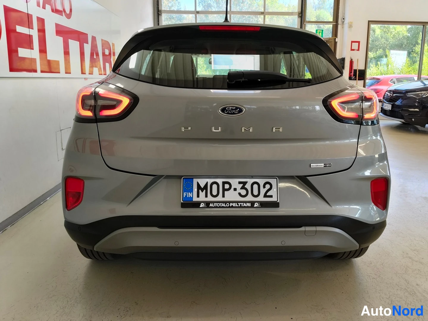 Takaa: Ford Puman takaosa sisätiloissa, rekisterikilpi.