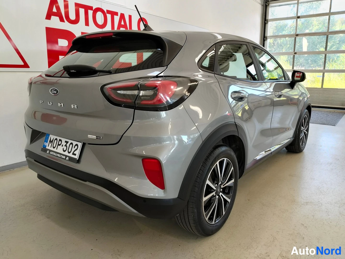 Takaviisto: Ford Puma takaviistosta oikealta, rekisterikilpi.