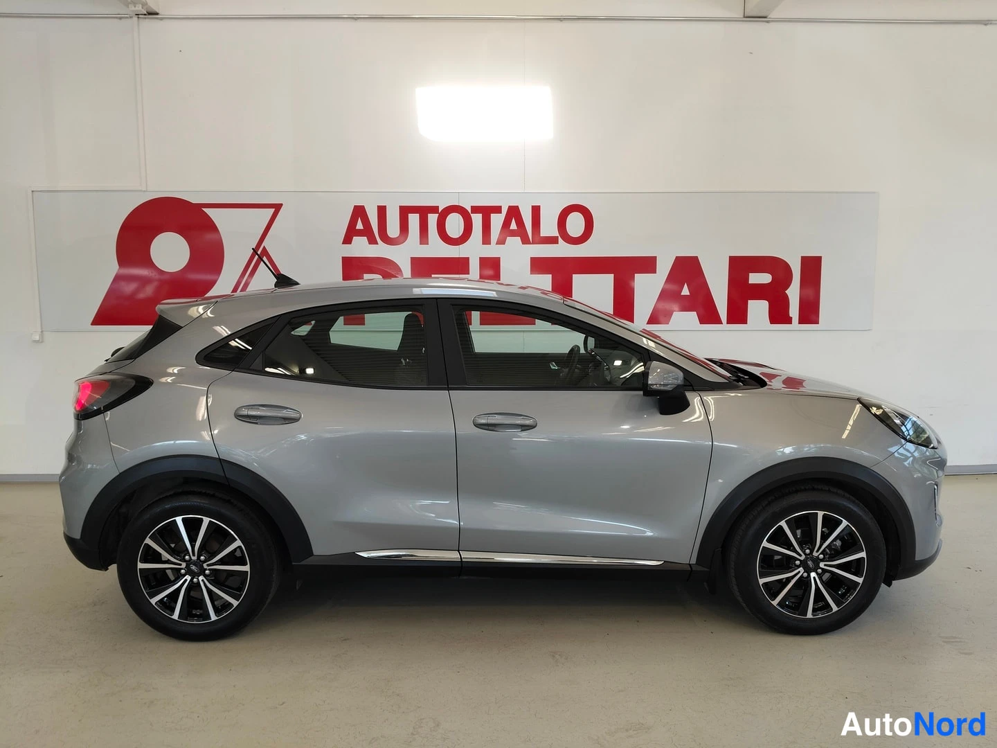 Sivulta: Ford Puma sivulta oikealta myymälätilassa.