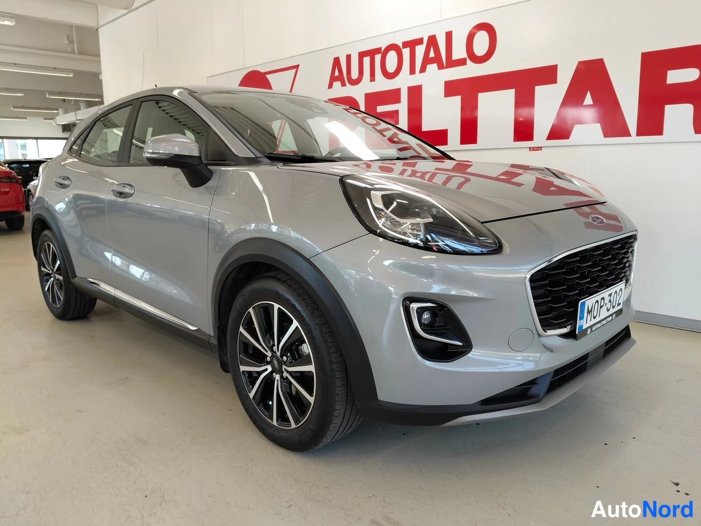 Etuviisto, nokka oikealle: Ford Puma etuviistosta oikealta, rekisterikilpi.