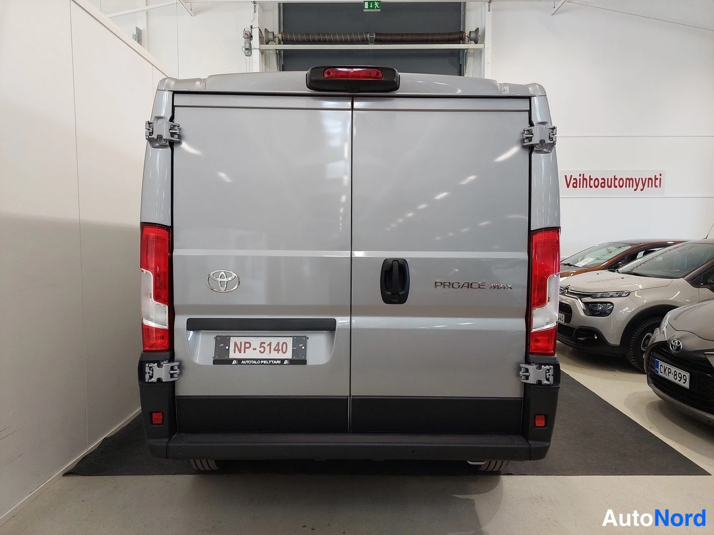 Takaa: Pakettiauton takaosa suoraan takaa, kaksiosaiset takaportaat, rekisteri NP-5140, Toyota-merkki ja PROACE MAX -teksti.