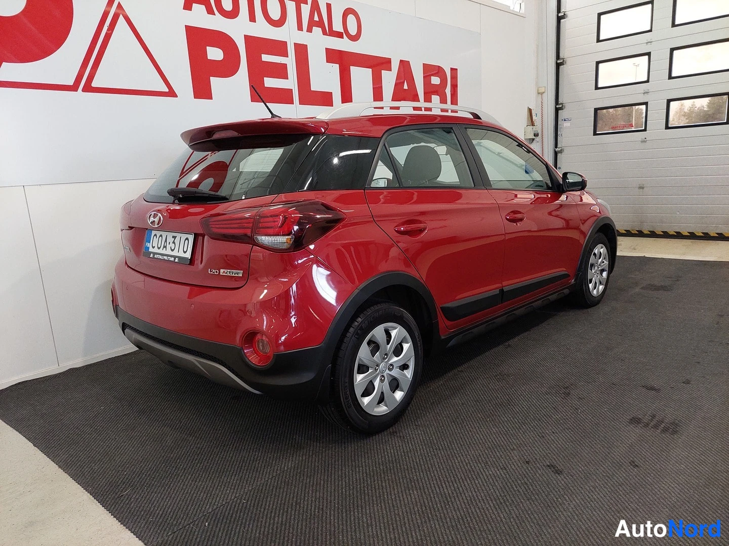 Takaviisto: Punaisen Hyundai i20 Active Crossin takaosa kulmasta, rekisteri
