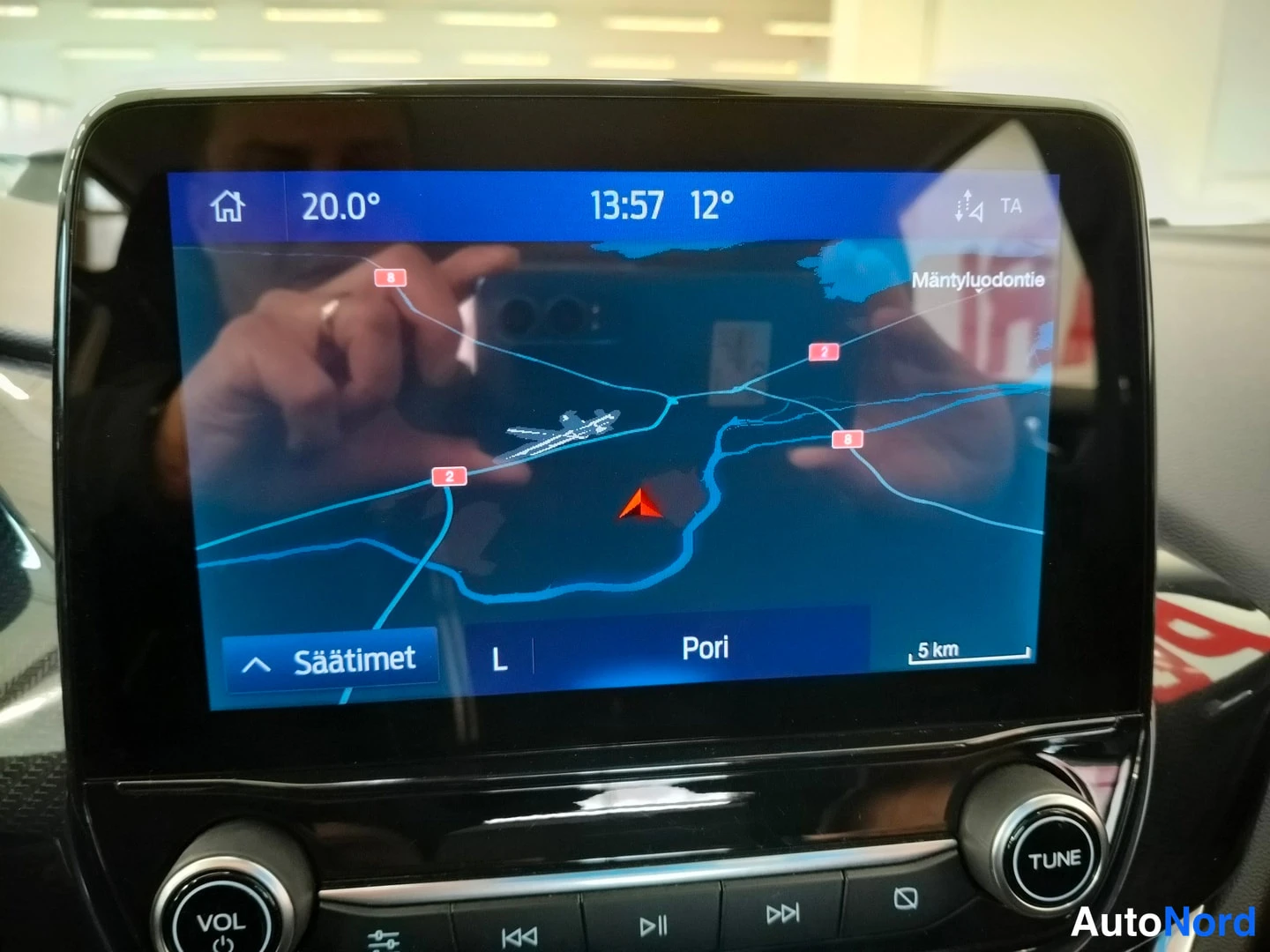 Muu: Ford Puman kojelaudan infotainment-näyttö näyttää navigointikarttaa, jossa lukee Mäntyluodontie ja Pori; näytön alareunassa Säätimet- valikko ja VOL- ja TUNE-sä