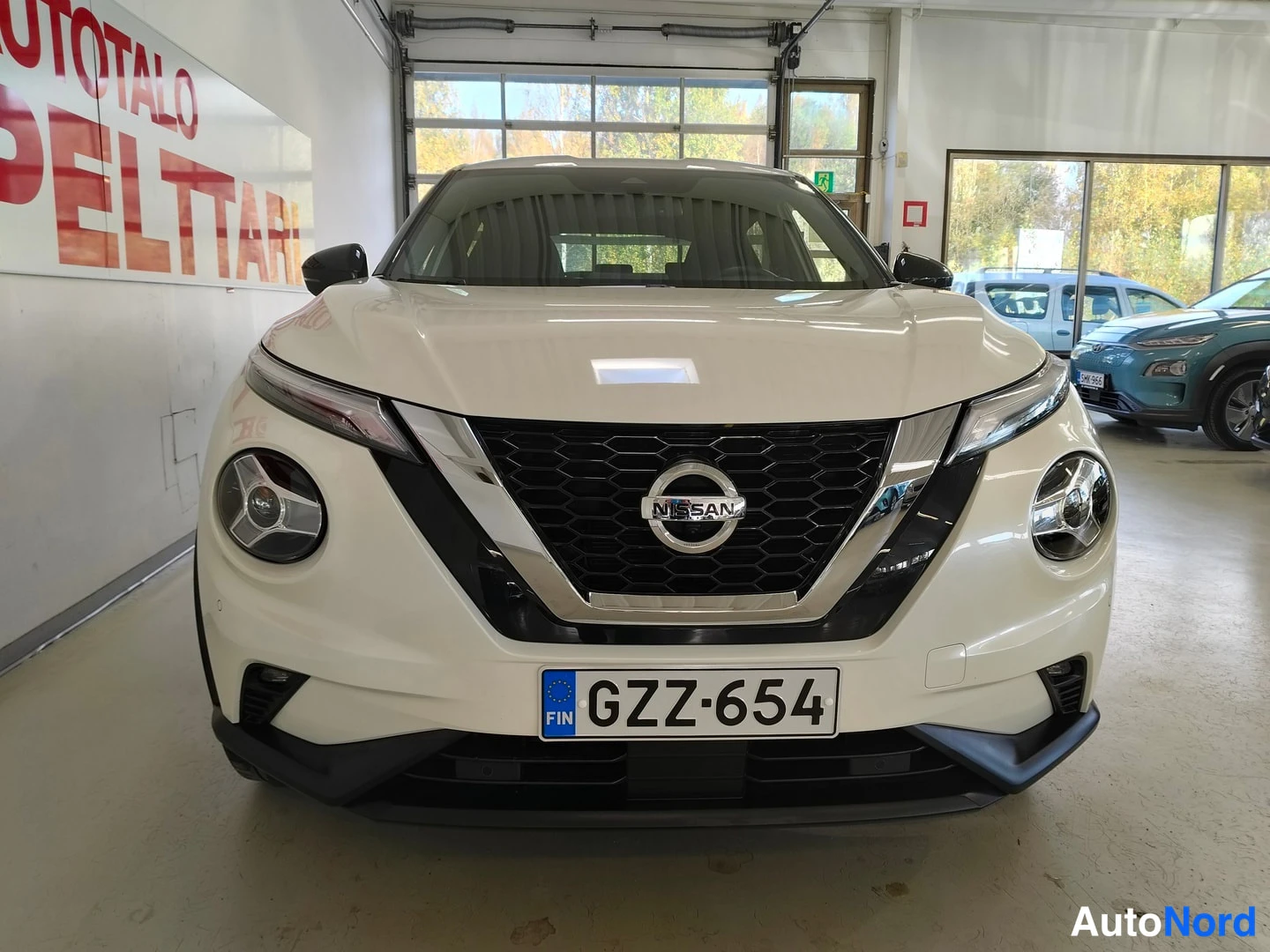 Edestä: Nissan Juke suora etunäkymä, rekisteritunnus.
