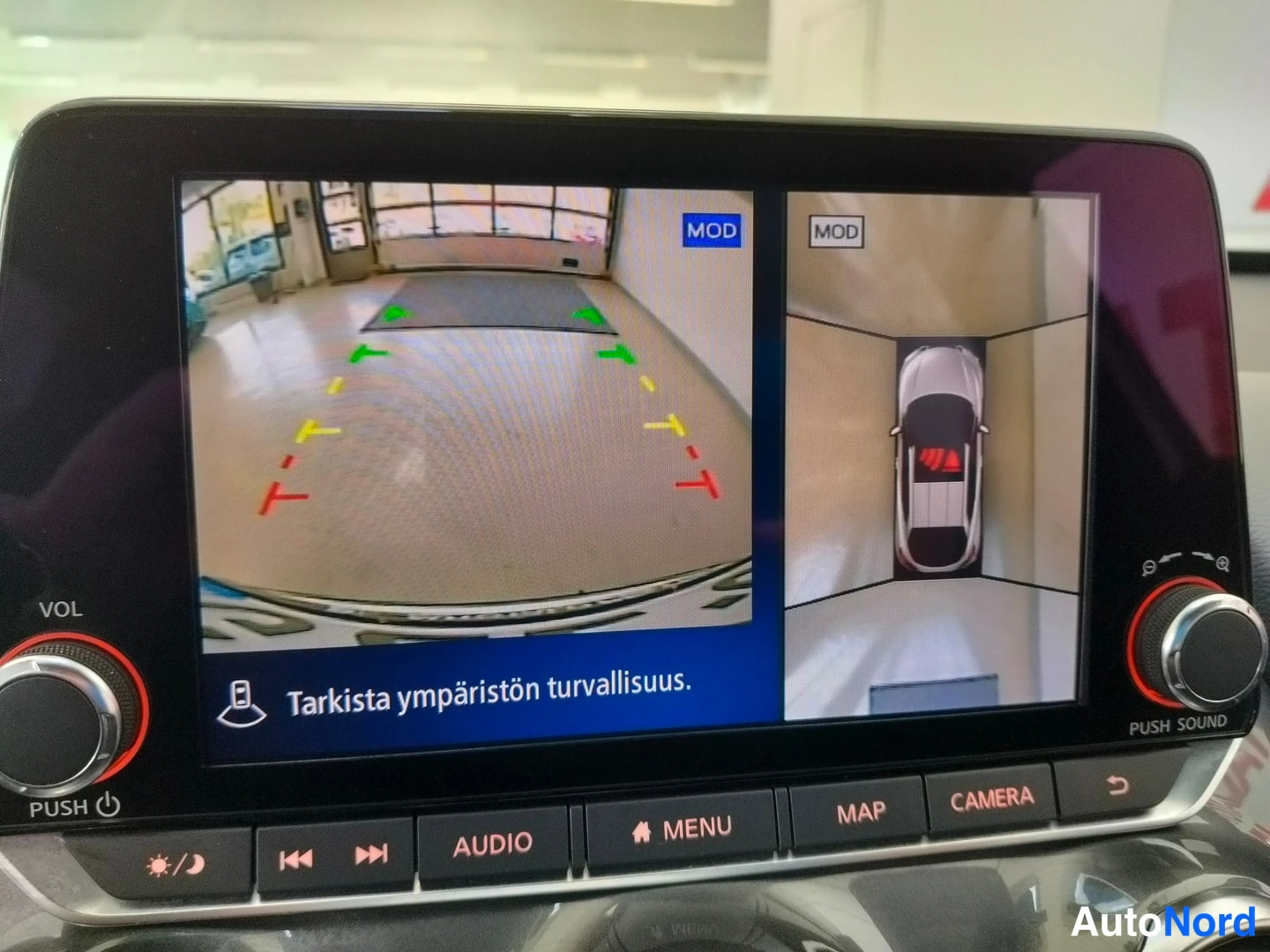 Muu: Tallenteen takanäyttö: pysäköintikamera kuvaa autotallin tilaa vihreillä, keltaisilla ja punaisilla ohjausviivoilla, oikealla lintuperspektiivin kamerakuva auto