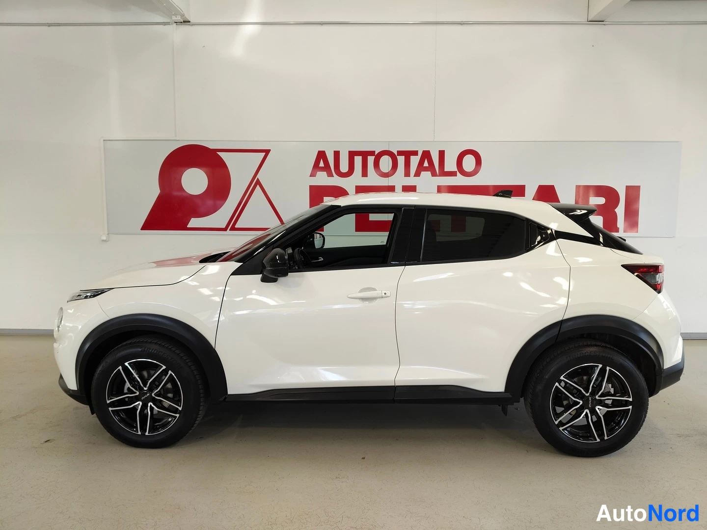 Sivulta: Nissan Juke sivunäkymä vasemmalta katsottuna sisätiloissa.