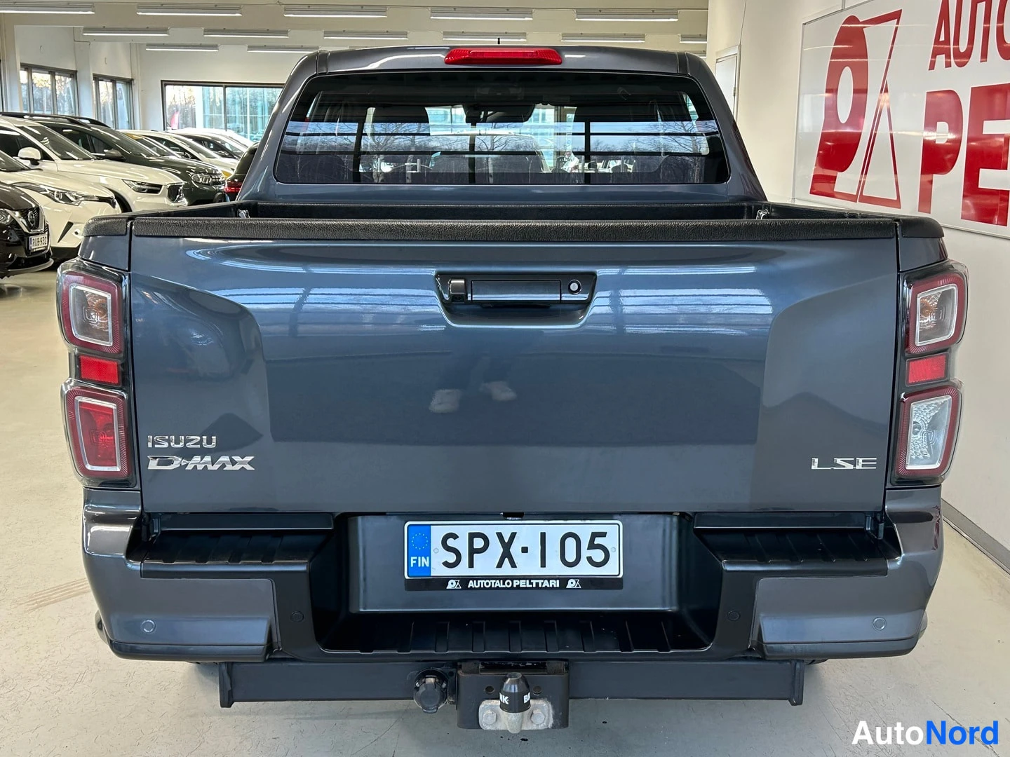 Takaa: Isuzu D-Max LSE lavan taakse suoraan takaa; tummanharmaa kori, ISUZU D-MAX ja LSE -tekstit ja rekisterikilpi.